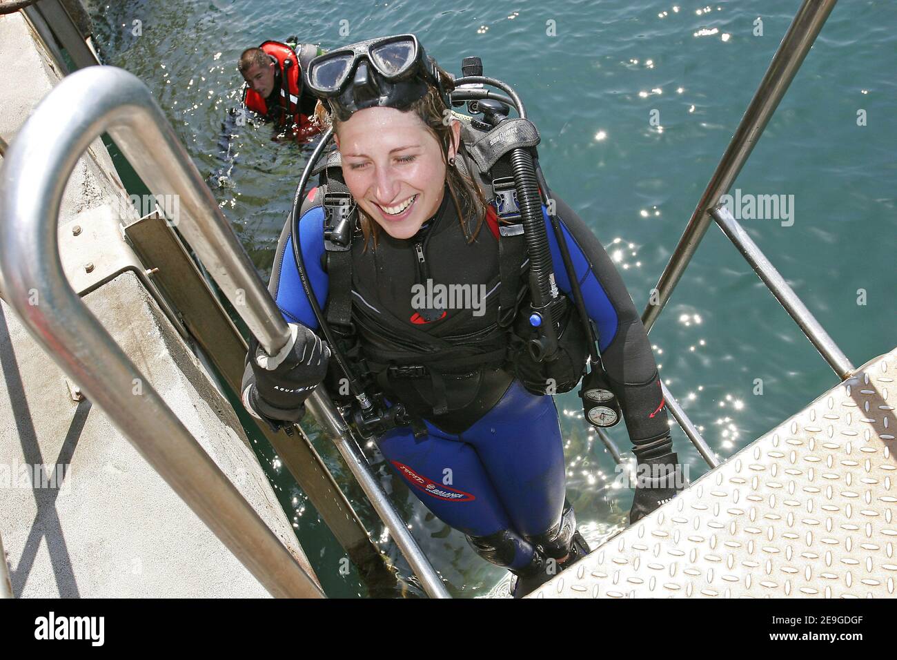 Il marinaio francese Maud Fontenoy fa la sua prima immersione nella scuola militare di immersione Saint Mandrier, vicino Tolone, Francia meridionale, il 3 luglio 2006. Maud sta eseguendo un tour mondiale solista contro il ruscello nel mese di ottobre e deve essere in grado di immergersi sotto la sua barca in caso di dammage. Foto di Gerald Holubowicz/Cameleon/ABACAPRESS.COM Foto Stock