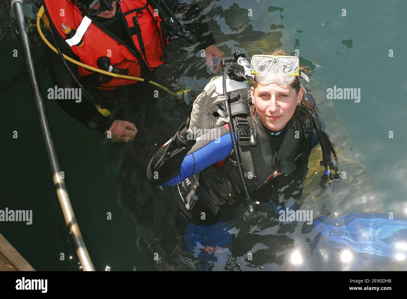 Il marinaio francese Maud Fontenoy fa la sua prima immersione nella scuola militare di immersione Saint Mandrier, vicino Tolone, Francia meridionale, il 3 luglio 2006. Maud sta eseguendo un tour mondiale solista contro il ruscello nel mese di ottobre e deve essere in grado di immergersi sotto la sua barca in caso di dammage. Foto di Gerald Holubowicz/Cameleon/ABACAPRESS.COM Foto Stock