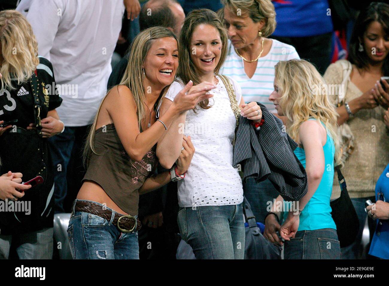 La moglie di Thierry Henry, Nicole Merry (R) e la moglie di David trezeguet festeggiano la qualificazione per la finale durante la Coppa del mondo 2006, semifinale, Francia contro Portogallo allo stadio Allianz-Arena di Monaco, Germania, il 5 luglio 2006. La Francia ha vinto 1-0 e ha fatto avanzare fino alla finale. Foto di Hahn-Gouhier-Orban/Cameleon/ABACAPRESS.COM Foto Stock