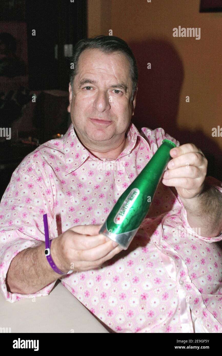 L'autore Paul-Loup Sulitzer partecipa al lancio della nuova bottiglia di Heineken al Pub Heineken di Parigi, Francia, il 5 luglio 2006. Foto di Benoit Pinguet/ABACAPRESS.COM Foto Stock