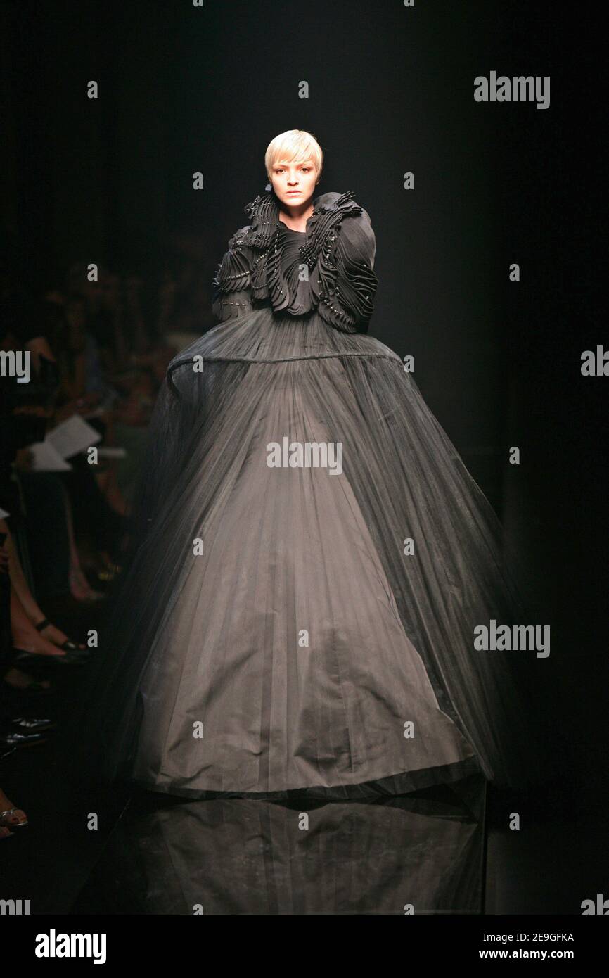 Un modello mostra una creazione di Givenchy Haute-Couture collezione autunno-inverno 2007 a Parigi, Francia, il 7 luglio 2006. Foto di Java/ABACAPRESS.COM Foto Stock