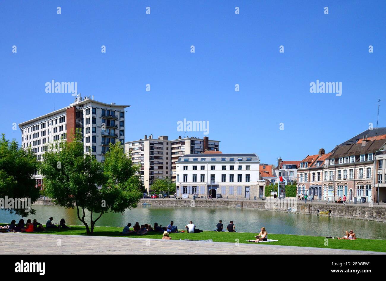 LILLE, FRANCIA - 17 luglio 2014: Quai du Walt, sul fiume Deule, a Lille, Francia. Precedentemente un porto interno, ora all'aperto, attività ricreative e di svago sul mare Foto Stock