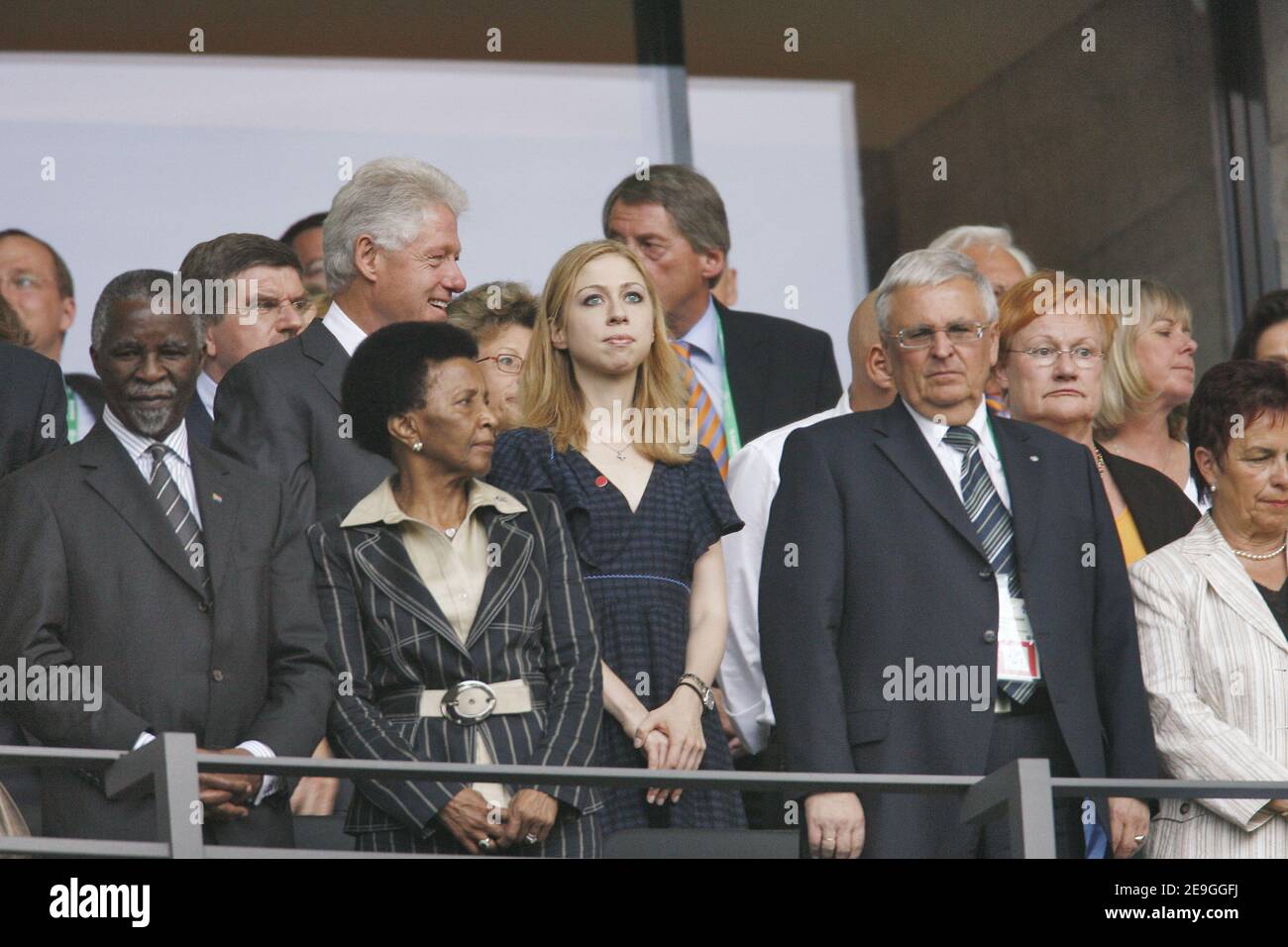 L'ex presidente degli Stati Uniti Bill Clinton e sua figlia Chelsea sono visti dietro il presidente sudafricano Thabo Mbeki, il cui paese ospiterà la prossima Coppa del mondo, E sua moglie negli stand durante la Coppa del mondo 2006, finale, Italia contro Francia, che si è tenuta all'Olypiastadion a Berlino, Germania, il 9 luglio 2006. Foto di Gouhier-Hahn-Orban/ABACAPRESS.COM Foto Stock