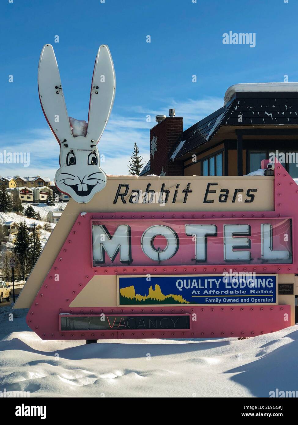 Steamboat Springs, Colorado - 15 gennaio 2020. Insegna retrò vintage al neon per il Rabbit Ears Motel nella città di Steamboat Springs. Solo per uso editoriale Foto Stock