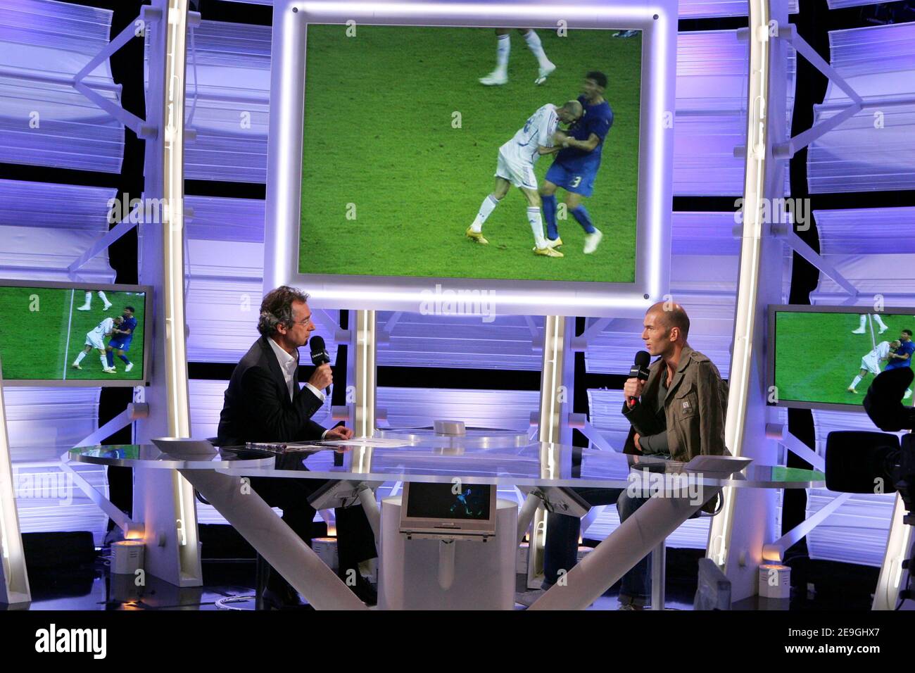 La star francese del calcio Zinedine Zidane risponde alle domande di Canal + Anchorman Michel Denisot a Parigi, in Francia, il 12 luglio 2006. Per la prima volta, Zindedin parla della finale della Coppa del mondo 2006, la sua argomentazione con il giocatore italiano Marco Matterazzi che è Zinedine testé prima di prendere una carta rossa dall'arbitro. Foto piscina di Daniel Bardou/ABACAPRESS.COM Foto Stock