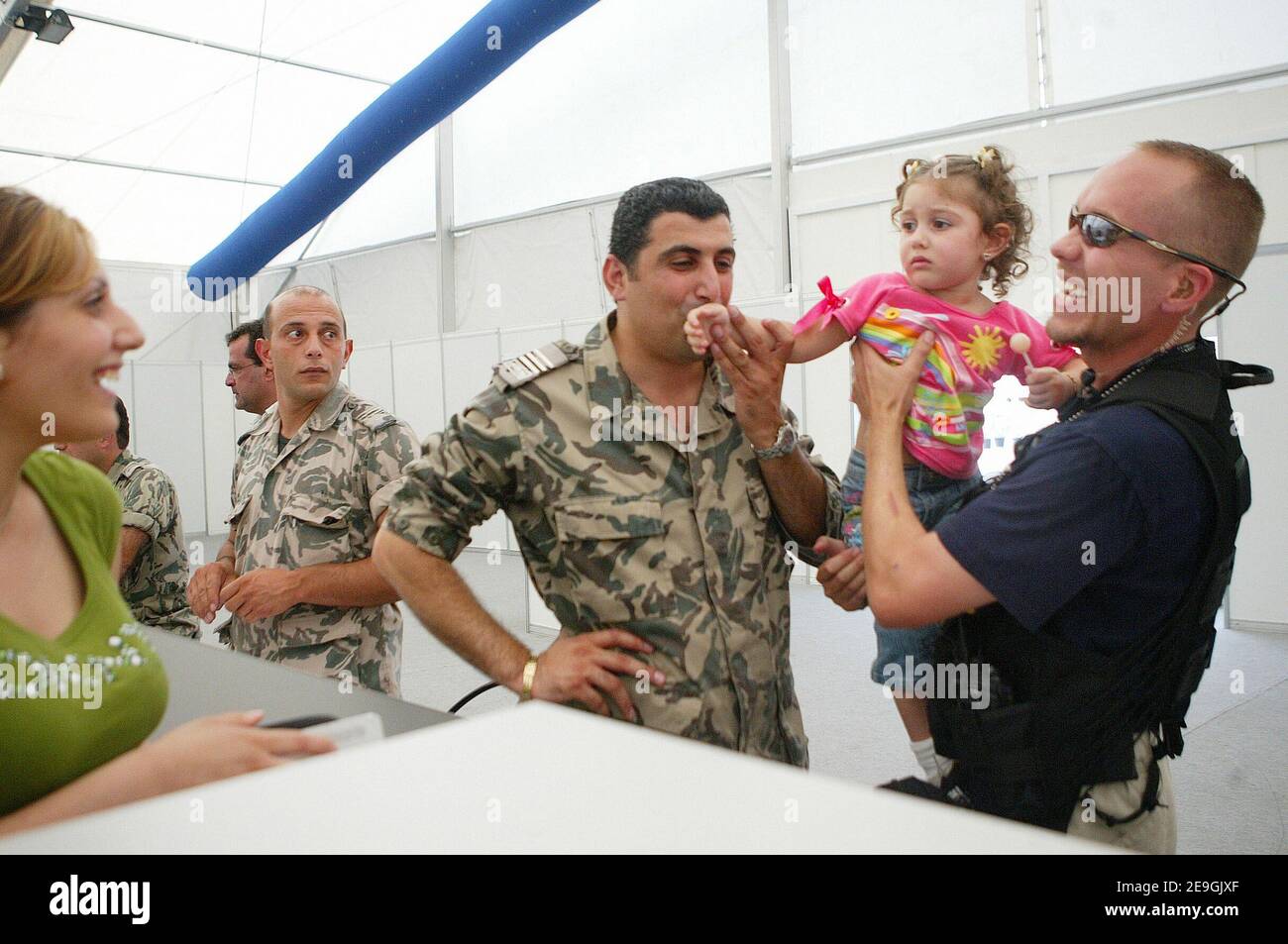 Un agente federale americano e funzionari doganali libanesi incaricati dell'evacuazione dei cittadini americani al porto di Beirut. Foto di Michael Dorhn/ABACAPRESS.COM Foto Stock