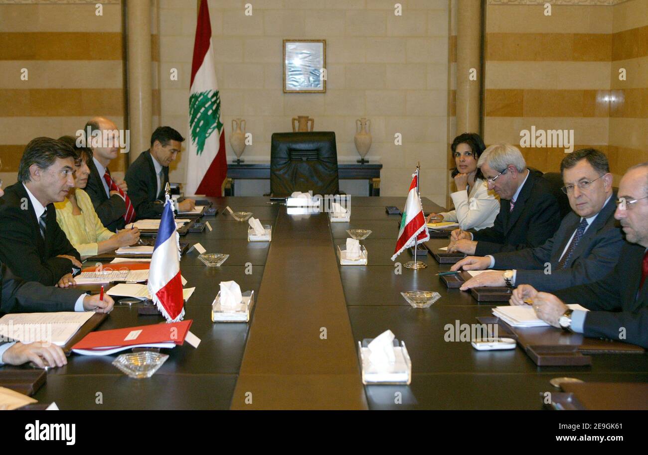 Il ministro degli Esteri Philippe Douste-Blazy arriva a Beirut, Libano, il 21 luglio 2006. Controlla l'evacuazione dei rifornimenti francesi durante un incontro con Fouad Siniora, presidente del consiglio dei ministeri libanesi. Foto di Frederic de la Mure/MAE/ABACAPRESS.COM Foto Stock