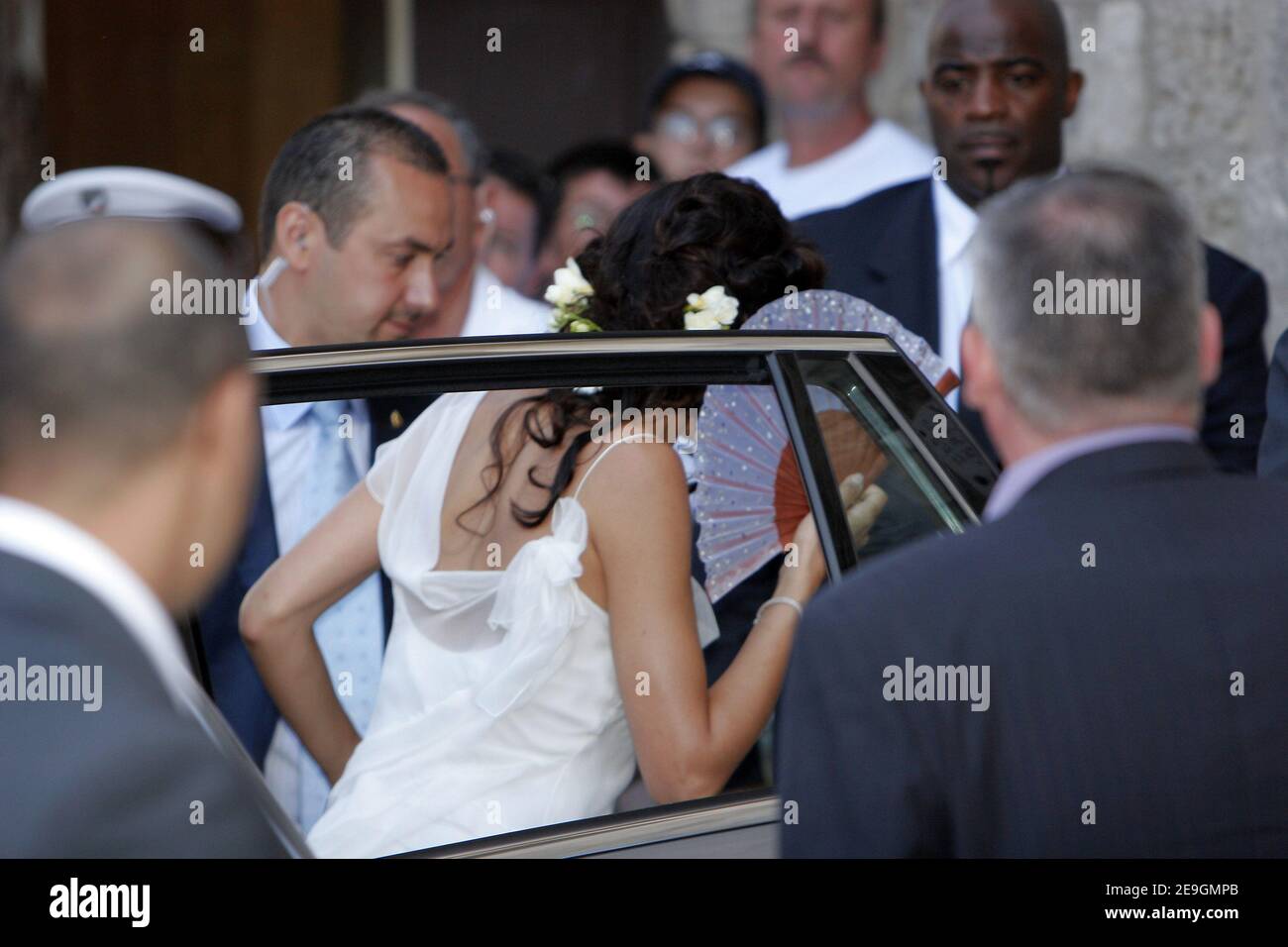 Modello franco-americano Zofia Borucka nasconde il suo volto quando arriva per celebrare il suo matrimonio con l'attore francese Jean Reno nel villaggio storico di 'Baux-de-Provence', nel sud della Francia, il 29 luglio 2006. Foto di Nebinger-Holubowicz ABACAPRESS.COM Foto Stock