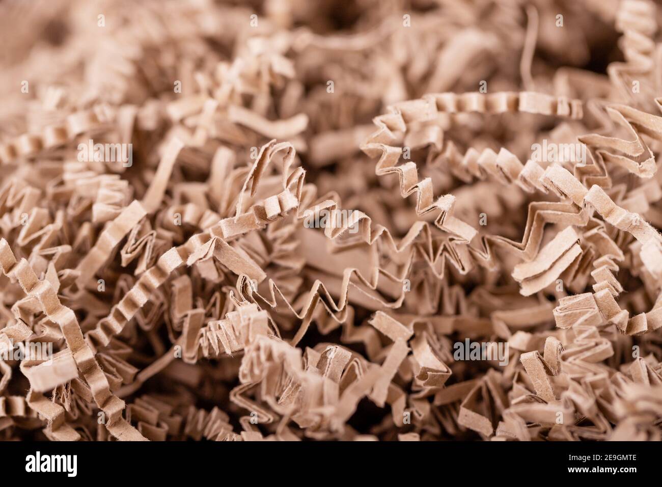 Carta bruna grattugiata, strisce di carta ecologa a fette per l'imballaggio Foto Stock