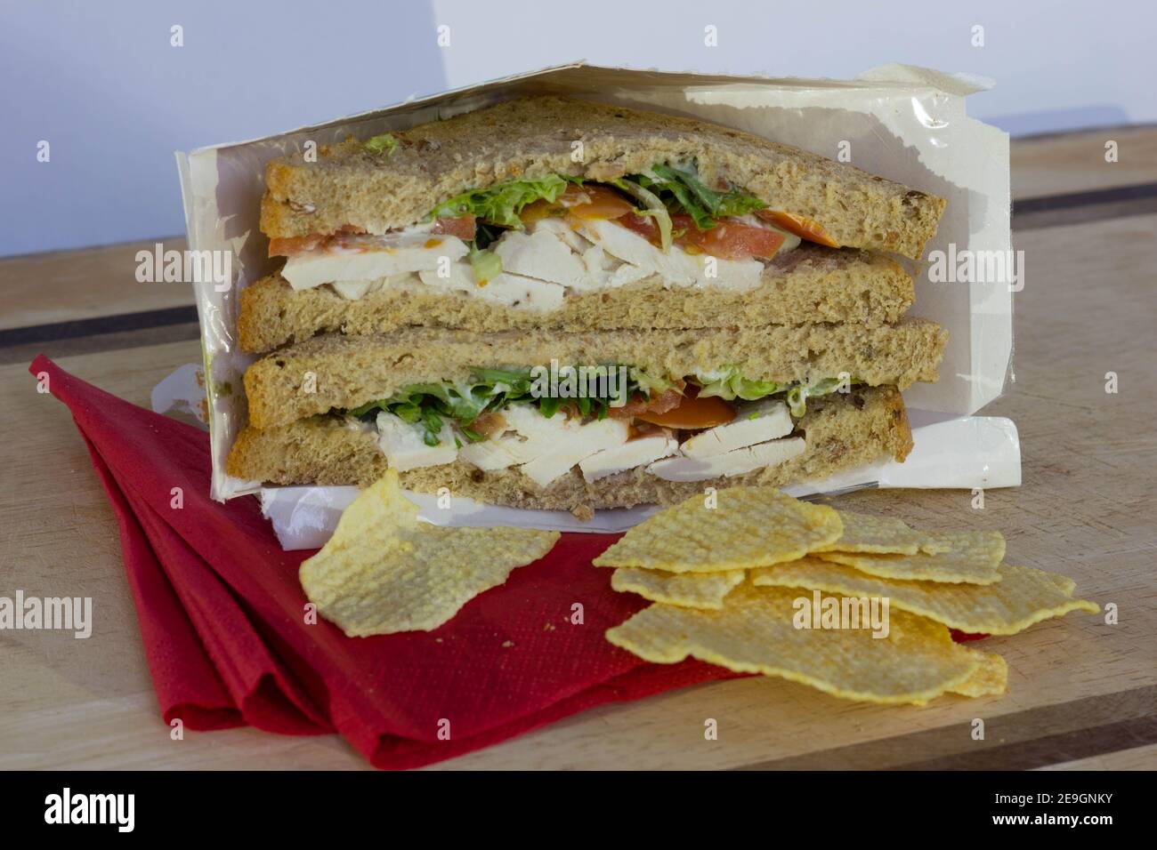 Panini con insalata di pollo per il pranzo al sacco con patatine Foto Stock