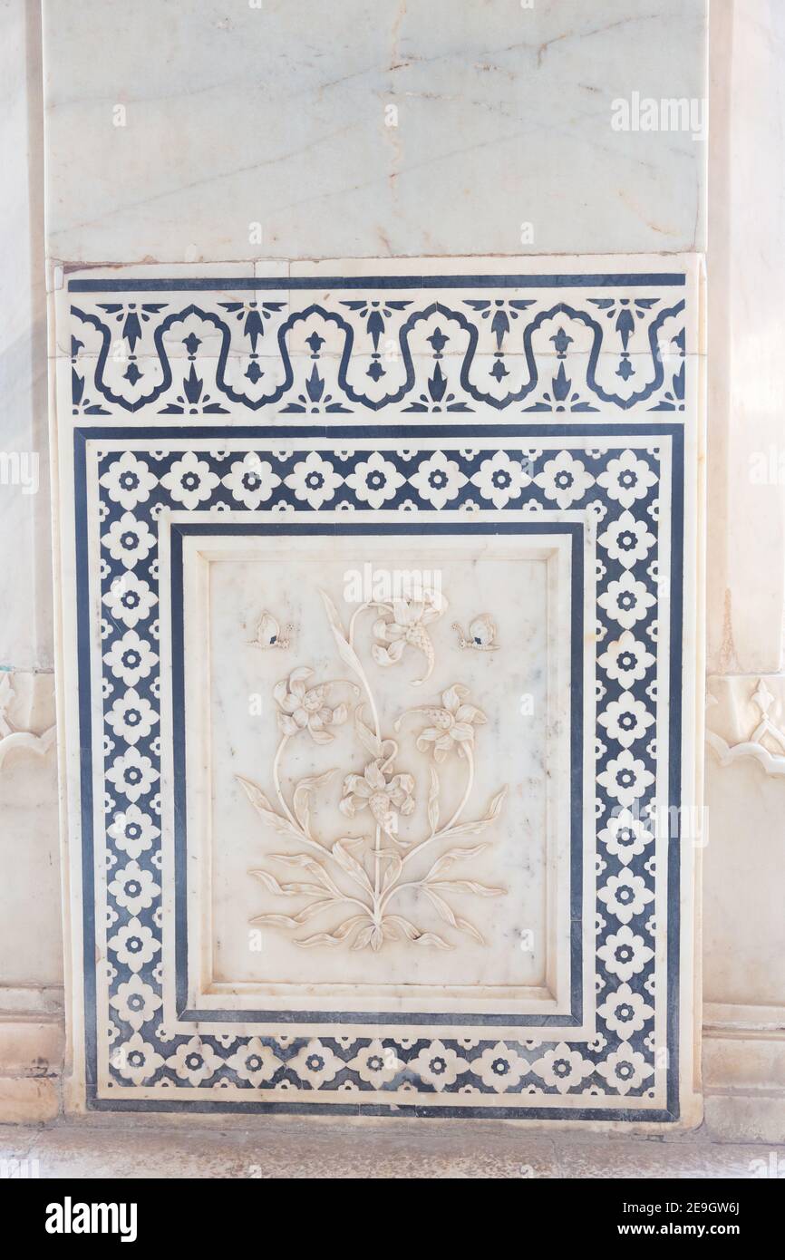 India Jaipur dettaglio di colonna di marmo su Sheesh Mahal. L'opera d'arte infonde estetica sia musulmana che indù. Foto Stock