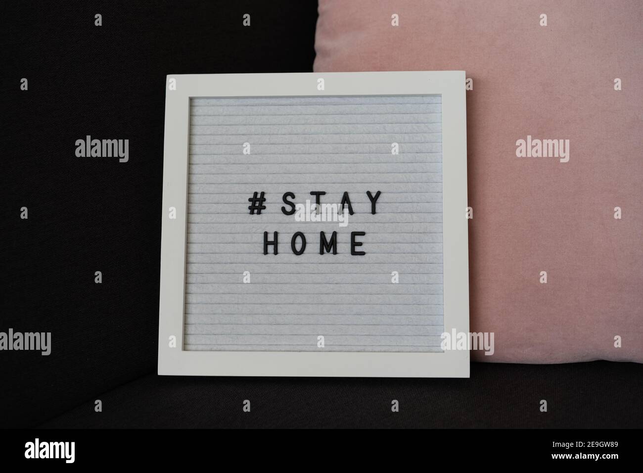 COVID-19 Coronavirus 'SAY HOME' segno virale di messaggio dei social media con testo per la consapevolezza di distanza sociale. COVID-19 concetto di soggiorno a casa. Appiattire Foto Stock