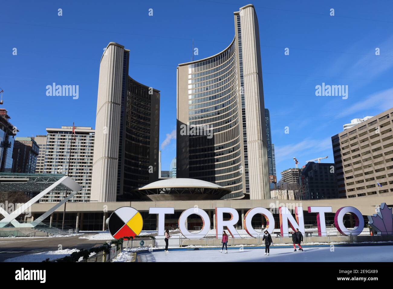 Il municipio di Toronto dispone di una pista di pattinaggio al pubblico piazza in inverno Foto Stock