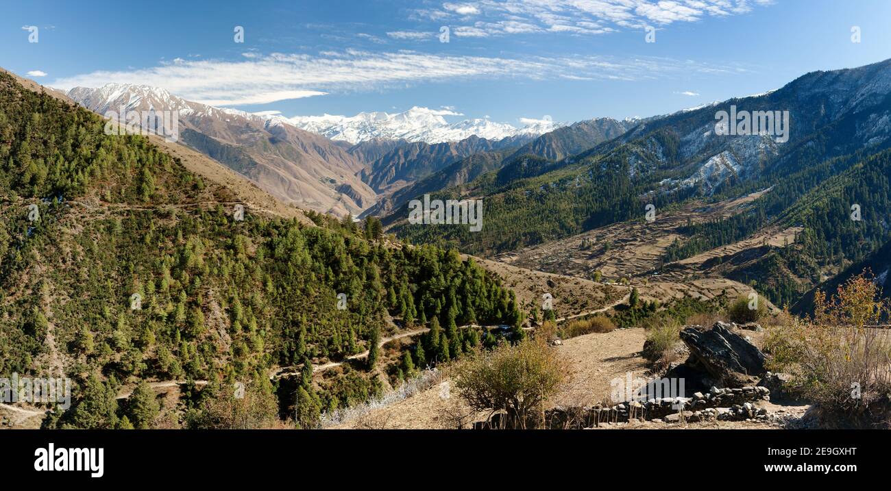 Basso Dolpo - paesaggio intorno a Dunai, villaggi Juphal e Dtraagiri himal dal passo Balangra Lagna - Nepal occidentale Foto Stock