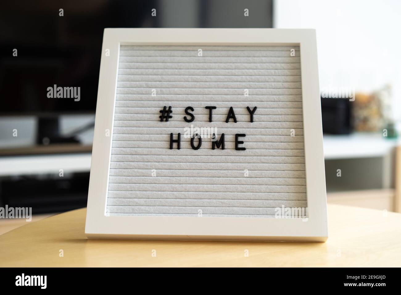 COVID-19 Coronavirus 'SAY HOME' segno virale di messaggio dei social media con testo per la consapevolezza di distanza sociale. COVID-19 concetto di soggiorno a casa. Appiattire Foto Stock
