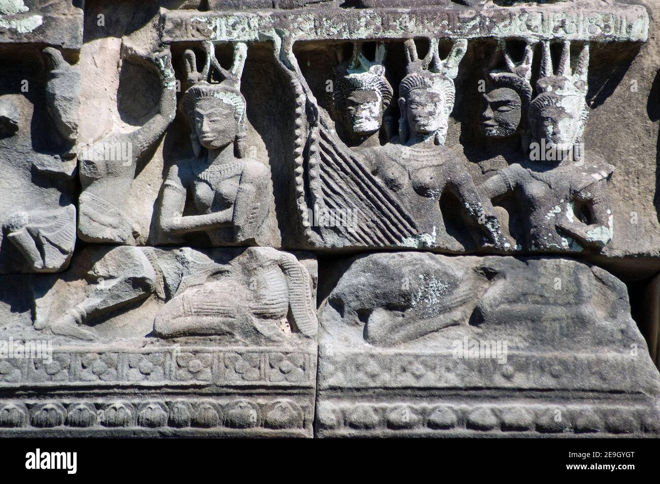 Antica scultura in bassorilievo Khmer delle dea Apsara che suonano strumenti musicali. Tempio di Banteay Samre, parte del complesso di Angkor, Cambogia Foto Stock