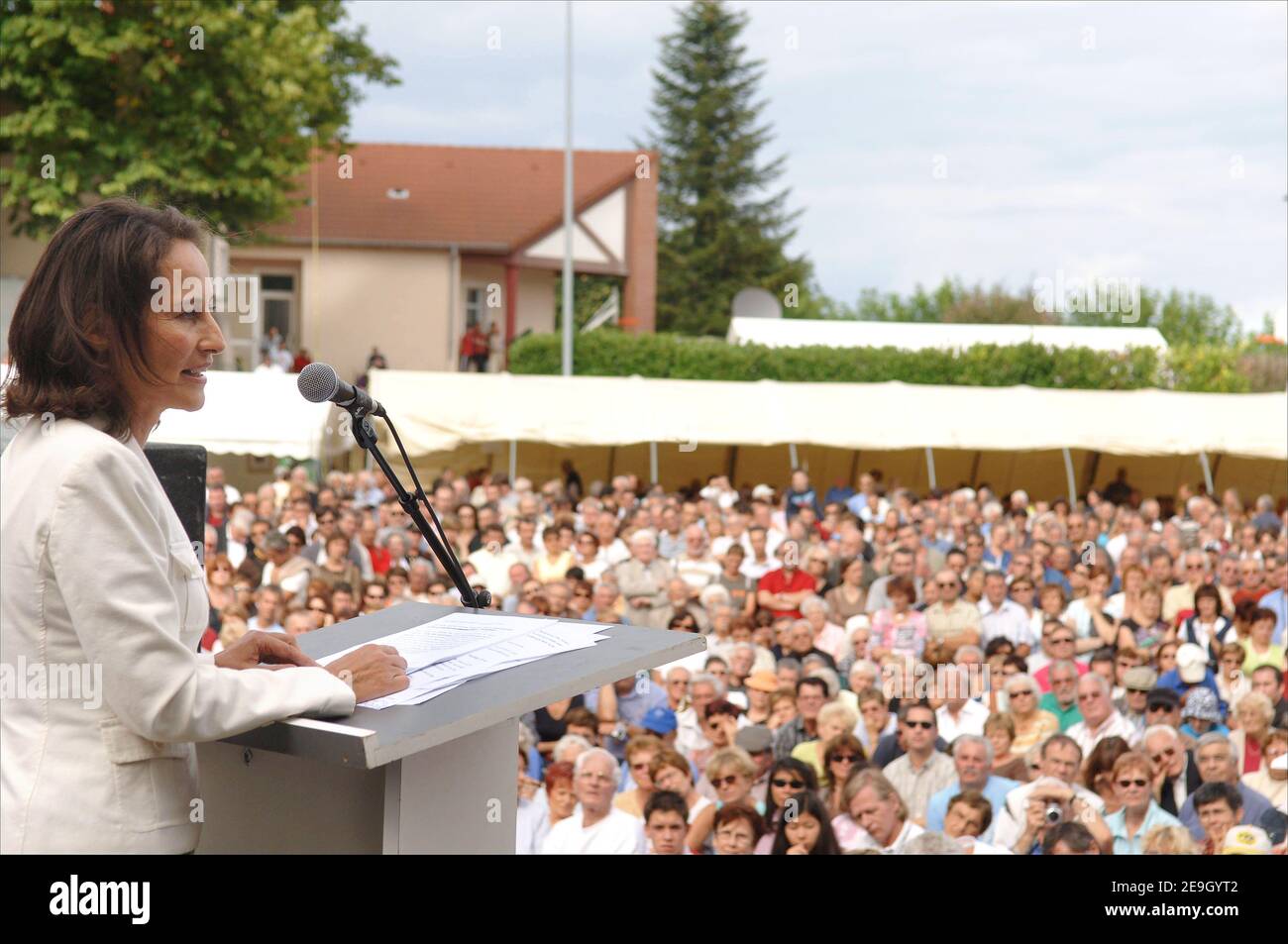 Il socialista presidenziale speranzoso Segolene Royal partecipa al 'Fete de la Rose' (uno dei più importanti raduni del Partito socialista francese) ospitato dal congressista Arnaud Montebourg a Frangy-en-Bresse, Francia, il 20 agosto 2006. Dopo aver incontrato i seguaci locali e nazionali, Segolene Royal ha condiviso con loro un pasto 'country' prima di rivolgersi alla folla con un discorso molto atteso in cui ha proposto una sesta Repubblica e ha definito i suoi obiettivi per la prossima gara presidenziale francese. Foto di Axelle de russe/ABACAPRESS.COM Foto Stock