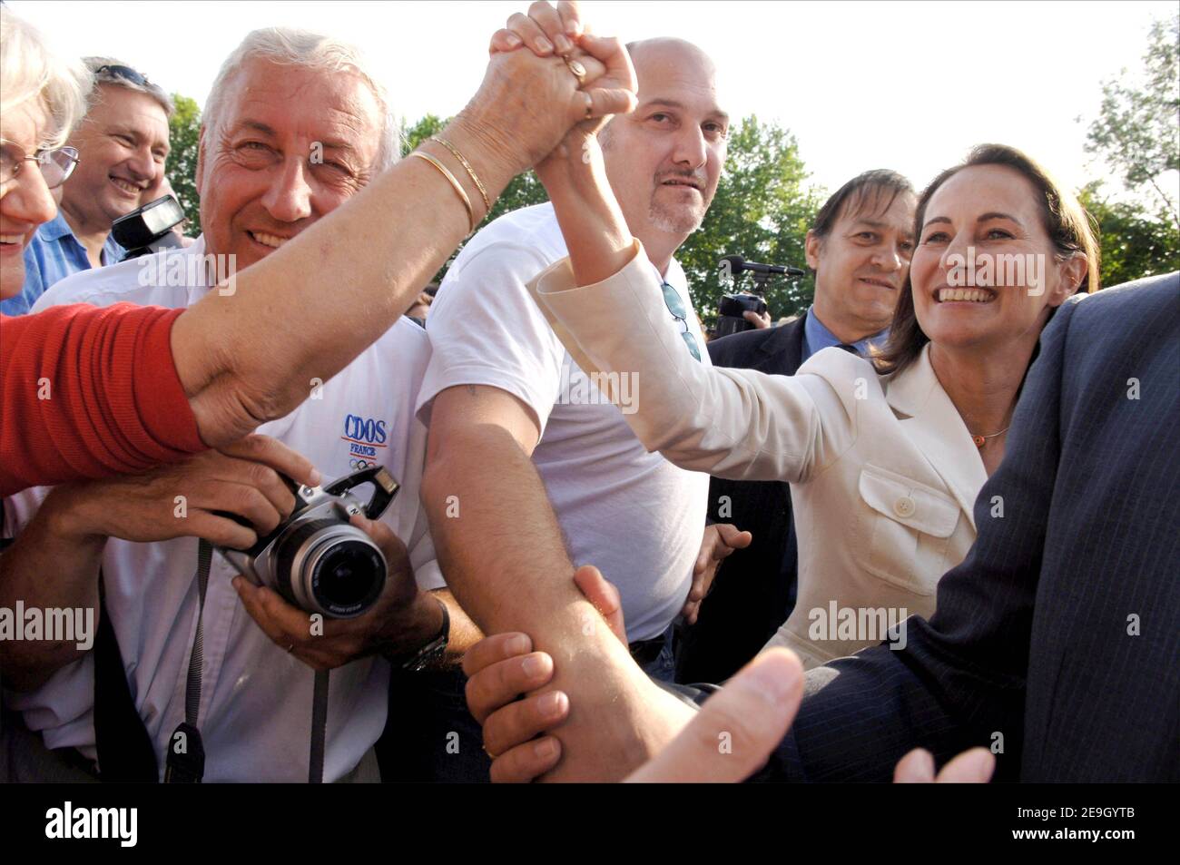 La speranza presidenziale socialista Segolene Royal, qui raffigurata con Arnaud Montebourg, partecipa al 'Fete de la Rose' (uno dei maggiori raduni del Partito socialista francese) ospitato dal congressista Arnaud Montebourg a Frangy-en-Bresse, Francia, il 20 agosto 2006. Dopo aver incontrato i seguaci locali e nazionali, Segolene Royal ha condiviso con loro un pasto 'country' prima di rivolgersi alla folla con un discorso molto atteso in cui ha proposto una sesta Repubblica e ha definito i suoi obiettivi per la prossima gara presidenziale francese. Foto di Axelle de russe/ABACAPRESS.COM Foto Stock