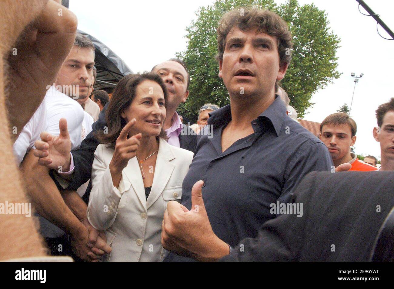 La speranza presidenziale socialista Segolene Royal, qui raffigurata con Arnaud Montebourg, partecipa al 'Fete de la Rose' (uno dei maggiori raduni del Partito socialista francese) ospitato dal congressista Arnaud Montebourg a Frangy-en-Bresse, Francia, il 20 agosto 2006. Dopo aver incontrato i seguaci locali e nazionali, Segolene Royal ha condiviso con loro un pasto 'country' prima di rivolgersi alla folla con un discorso molto atteso in cui ha proposto una sesta Repubblica e ha definito i suoi obiettivi per la prossima gara presidenziale francese. Foto di Axelle de russe/ABACAPRESS.COM Foto Stock