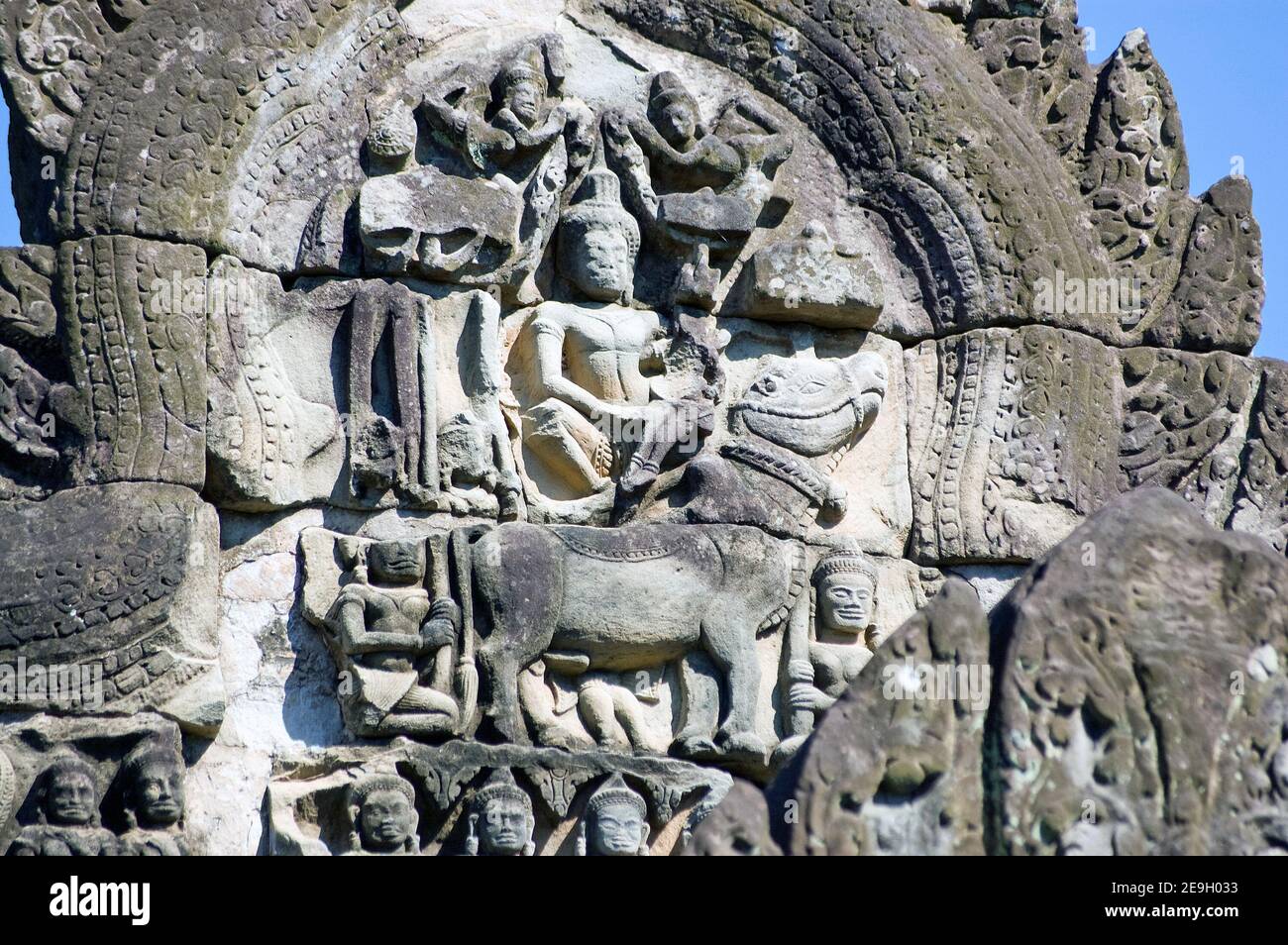 Antica scultura Khmer del dio indù Lord Shiva cavalcare un toro. Frontone al Tempio di Banteay Samre, parte del complesso di Angkor, Siem Reap, Cambogia. Foto Stock