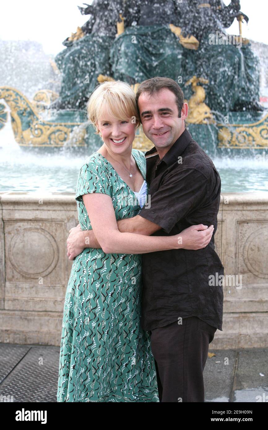 I membri del cast di 'Coronation Street', Sally Whittaker e Michael le Vell posano durante una fotocellula a Parigi, in Francia, il 22 agosto 2006. Foto di Nikola Kis Derdei/ABACAPRESS.COM Foto Stock