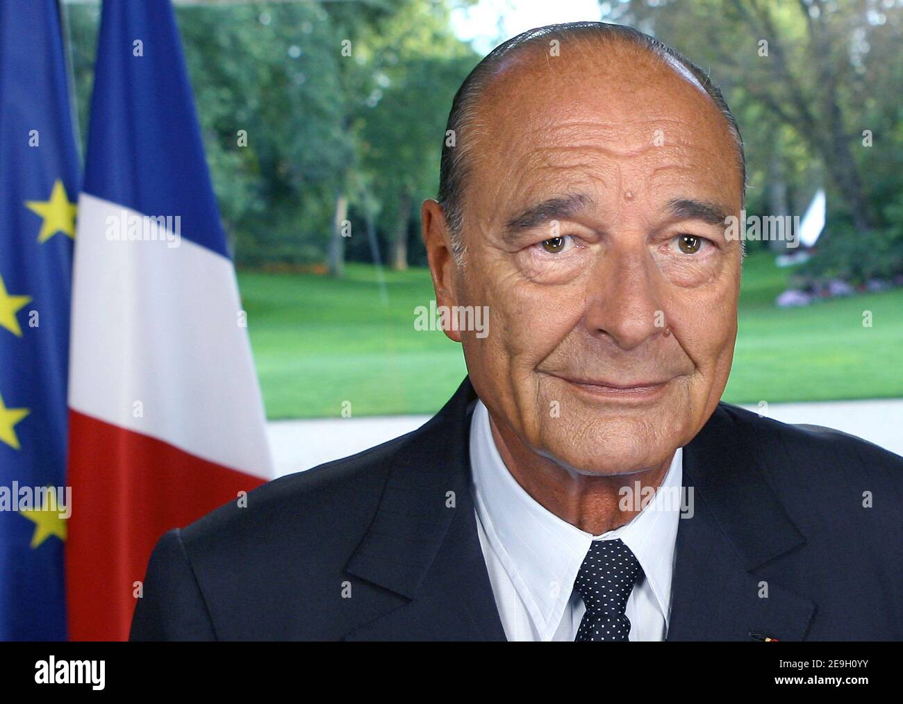 Il presidente francese Jacques Chirac si è riunito in televisione per presentare le decisioni che ha preso in merito alle azioni della Francia per la pace in Libano e in Medio Oriente e per inviare altre truppe per unirsi ai 400 soldati francesi già dispiegati nella forza delle Nazioni Unite in Libano; 24 agosto 2006 presso l'Elysee Palace di Parigi. Piscina fotografica di Patrick Kovarik/ABACAPRESS.COM Foto Stock