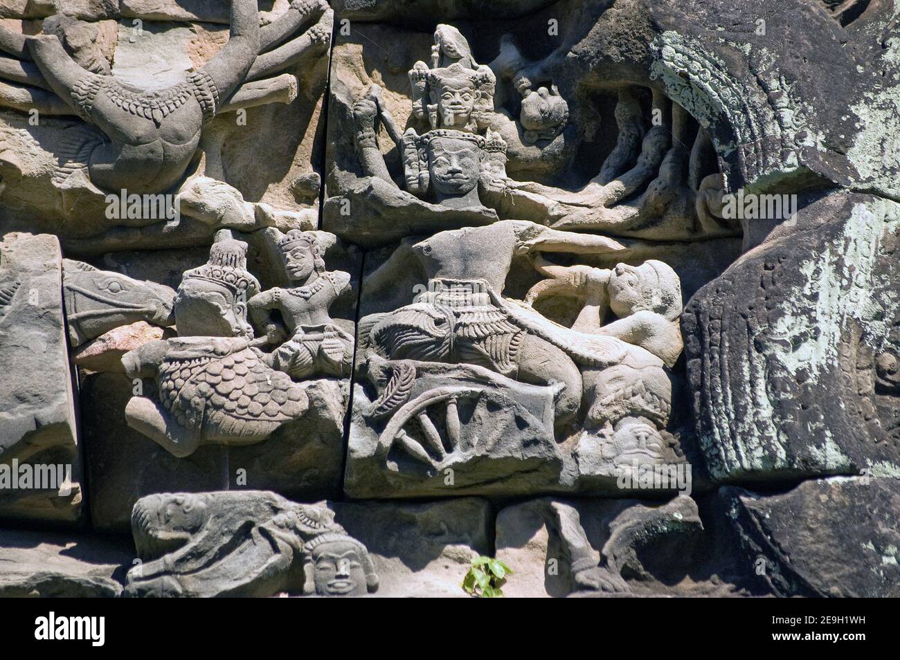 Antico bassorilievo Khmer del dio indù Vishnu su un carro trainato da Garuda. Frontone al Tempio di Banteay Samre, parte del complesso di Angkor, Cambogia Foto Stock