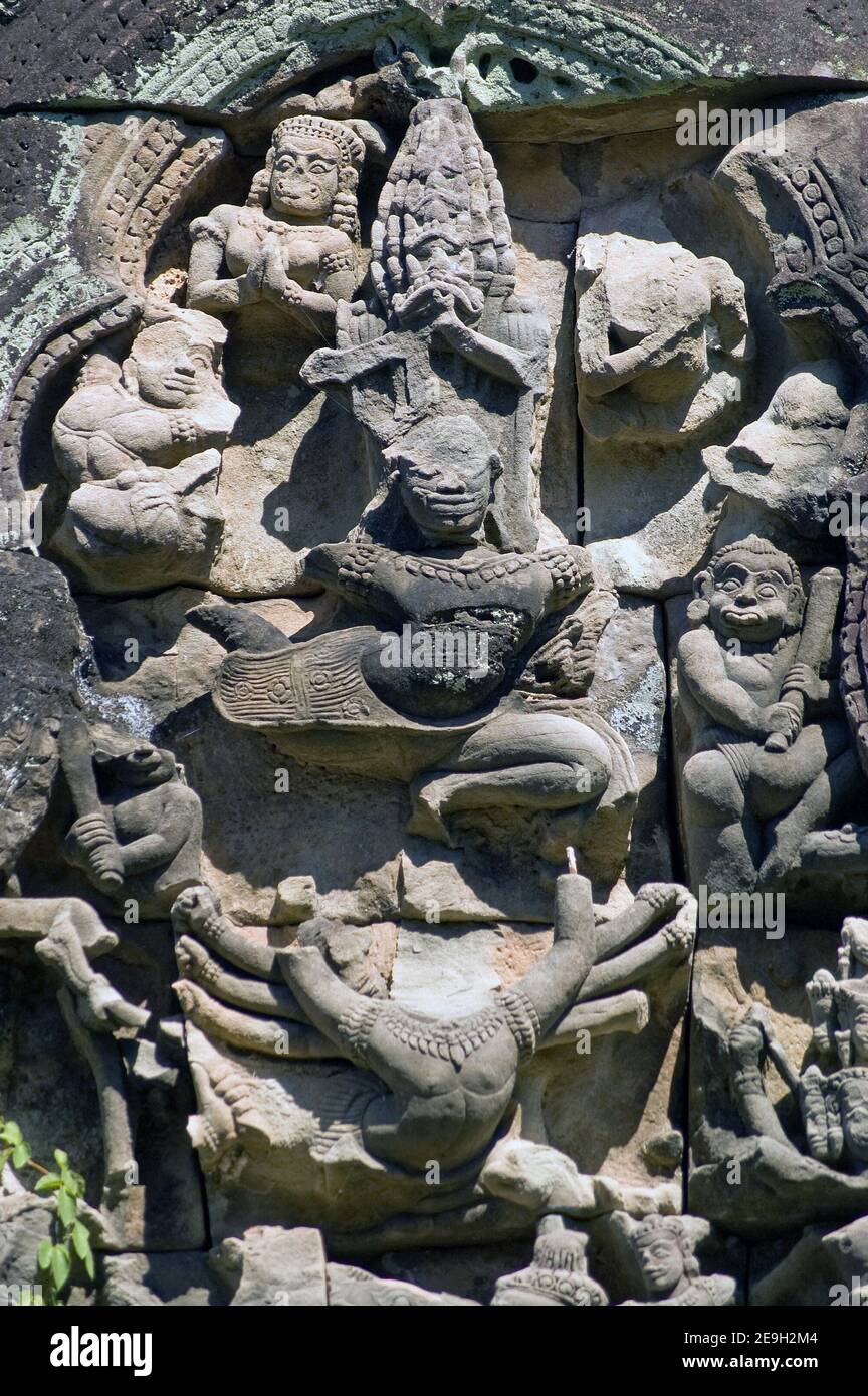 Antica scultura in bassorilievo Khmer di dèi indù. Tempio di Banteay Samre, parte del complesso di Angkor, Cambogia. Scultura antica, in esposizione per centinaia Foto Stock
