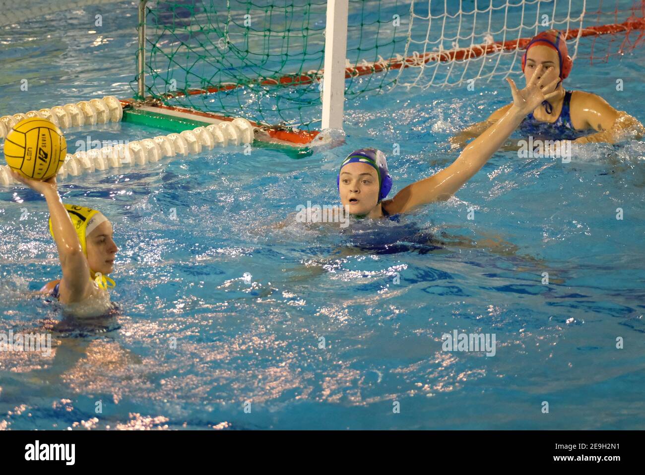 Monte Bianco Pools, Verona, Italia, 04 Feb 2021, Difesa del CE Mediterraneo Barcellona durante CSS Verona vs CE Mediterrani, Waterpolo Eurolega Femminile match - Foto Roberto Tommasini / LM Foto Stock