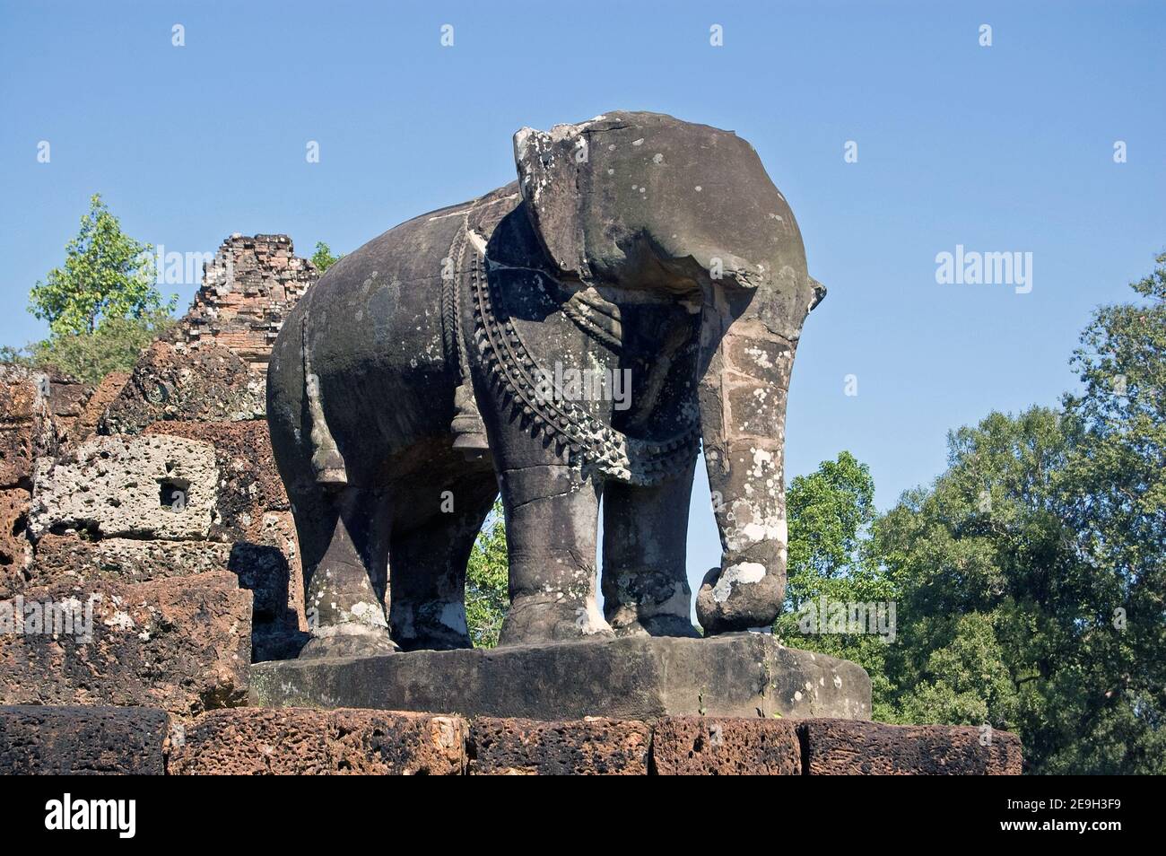 Una delle enormi statue di elefanti che custodisce gli angoli dell'antico tempio Khmer di East Mebon. Parte del complesso Angkor a Siem Reap, Cambogia. An Foto Stock