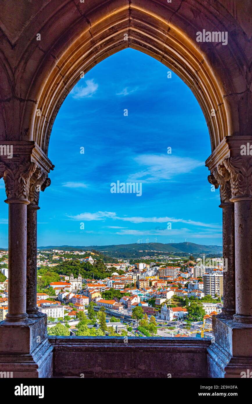 Vista di Leiria attraverso la galleria del castello locale, Portogallo Foto Stock