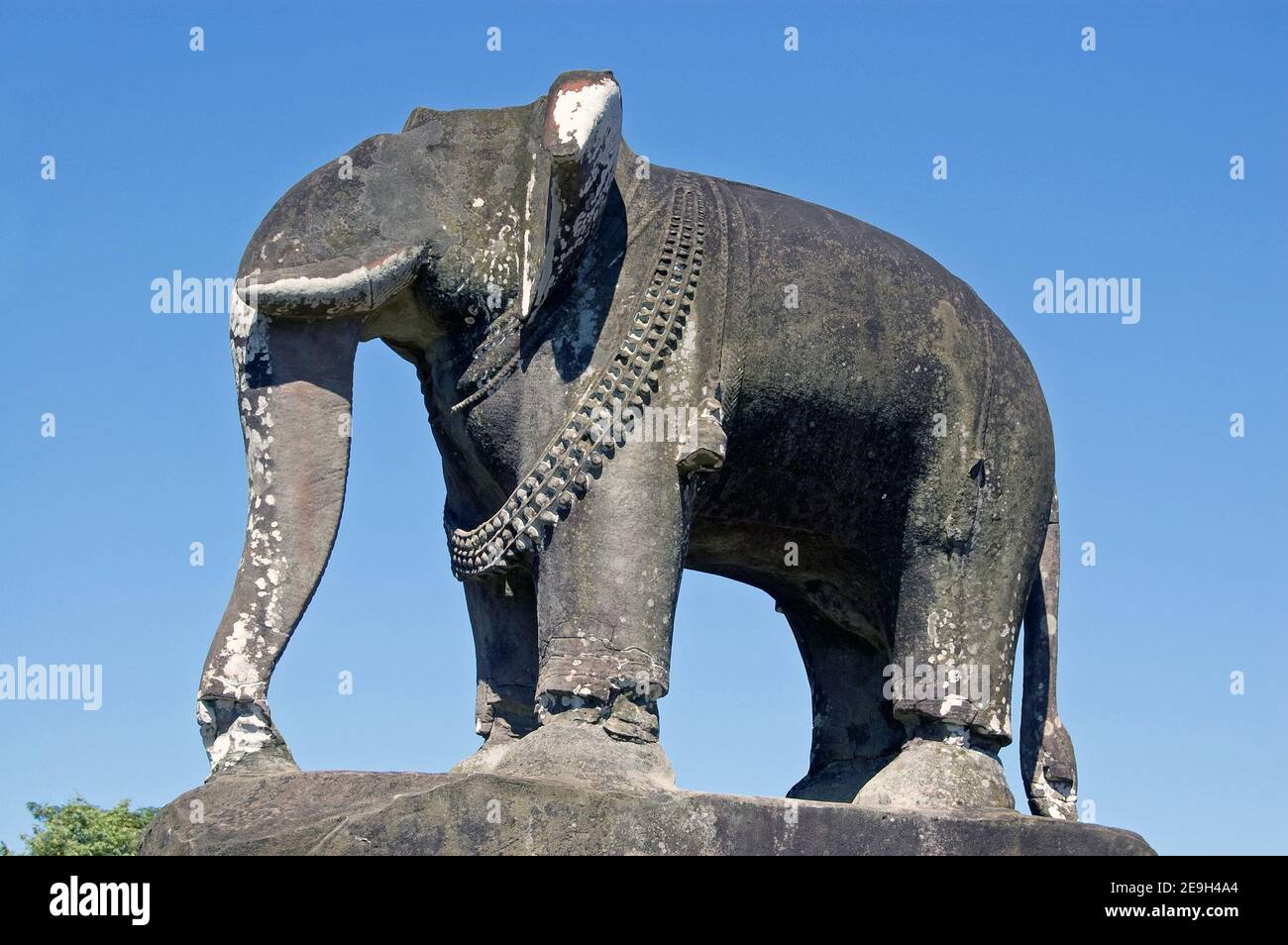 Grande scultura in pietra di un elefante. Antico tempio Khmer di East Mebon, Angkor, Cambogia. Antica statua, di centinaia di anni. Foto Stock