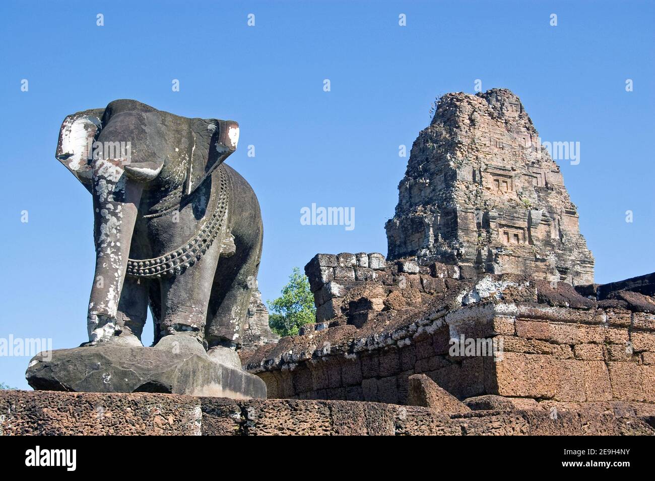 Vista dell'antico tempio Khmer di East Mebon, parte del complesso Angkor a Siem Reap, Cambogia. Grandi statue di elefanti sono montate sugli angoli w Foto Stock