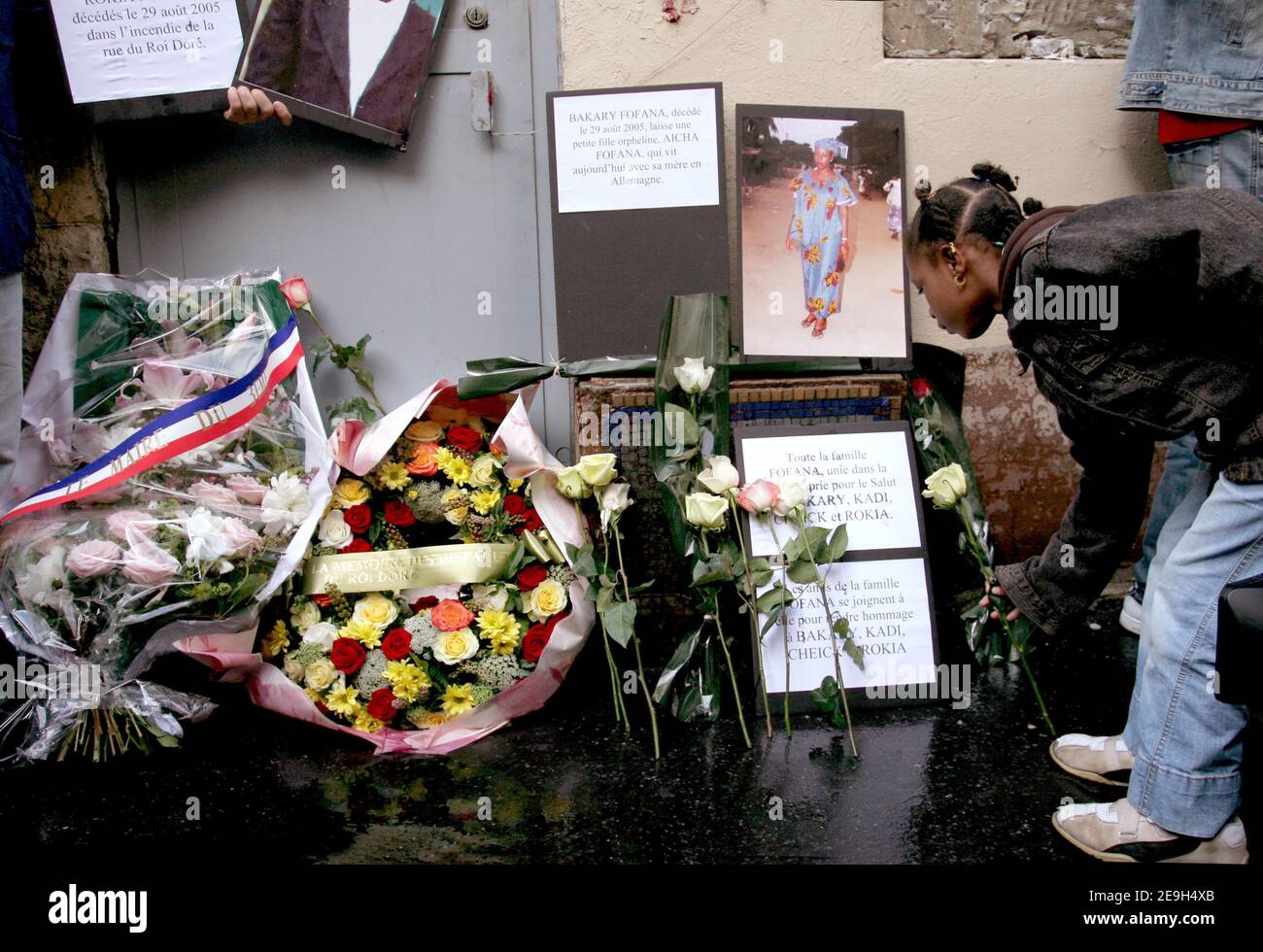 Centinaia di persone dimostrano di fronte a un edificio situato in Rue du Roi Dore a Parigi, in Francia, il 29 agosto 2006, dove 7 immigrati sono morti un anno fa in un incendio drammatico. Foto di Nicolas Chauveau/ABACAPRESS.COM Foto Stock