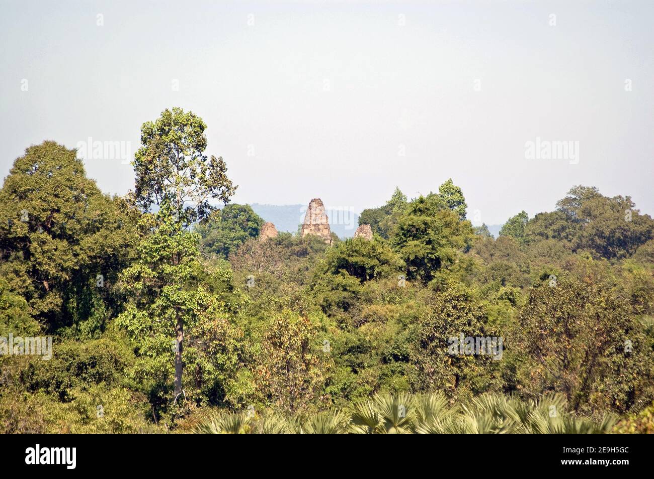 Vista sulle cime degli alberi di Angkor dall'antico tempio Khmer di Pre Rup guardando verso le torri di East Mebon. Antico tempio, centinaia di anni Foto Stock
