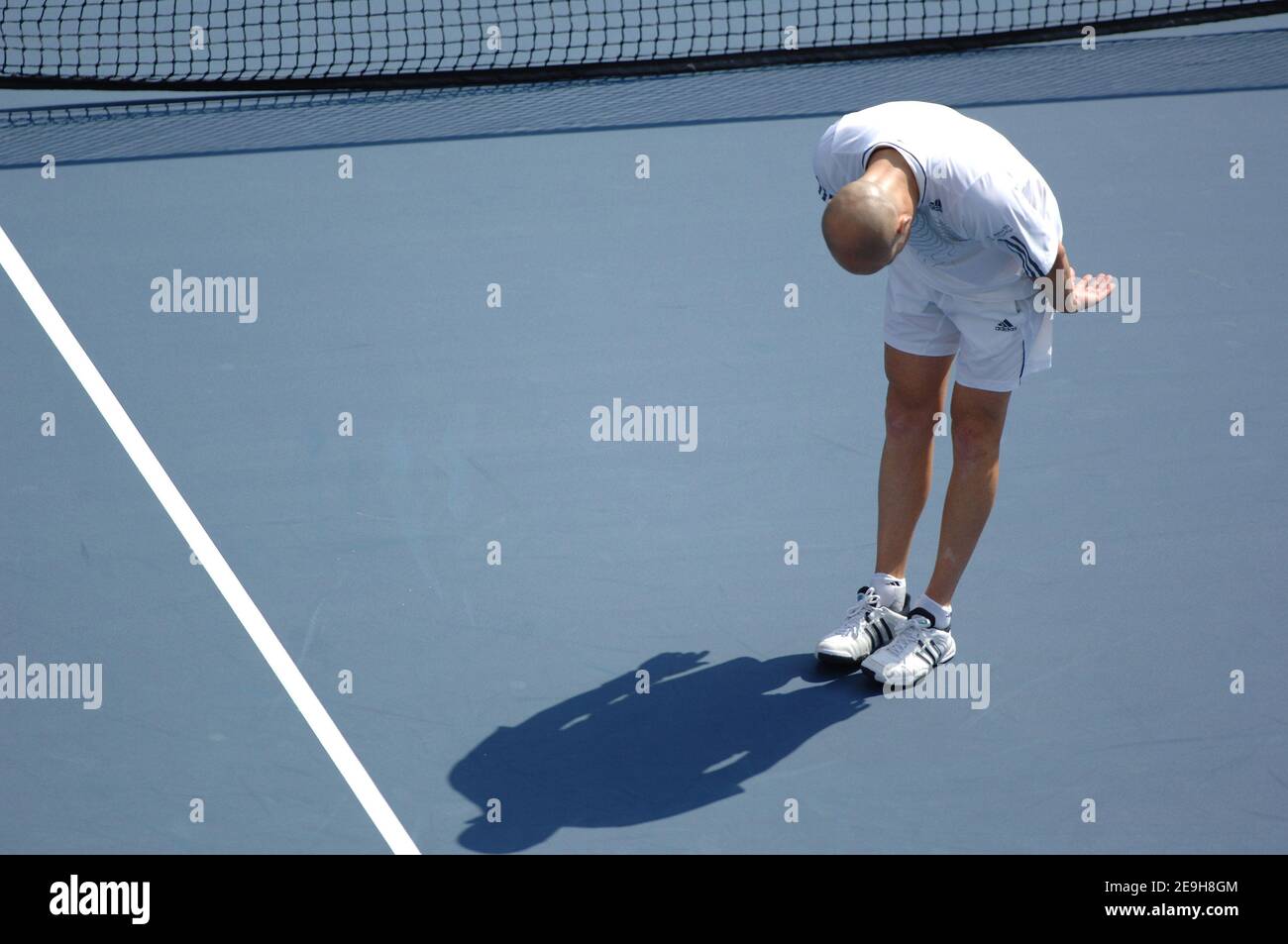 Andre Agassi degli Stati Uniti è superato con le lacrime dopo essere stato sconfitto dal tedesco Benjamin Becker nella sua ultima partita di carriera ai campionati di tennis aperti degli Stati Uniti tenuti allo stadio Arthur Ashe a Flushing Meadows, New York City, NY, USA, il 3 settembre 2006. Foto di Lionel Hahn/Cameleon/ABACAPRESS.COM Foto Stock