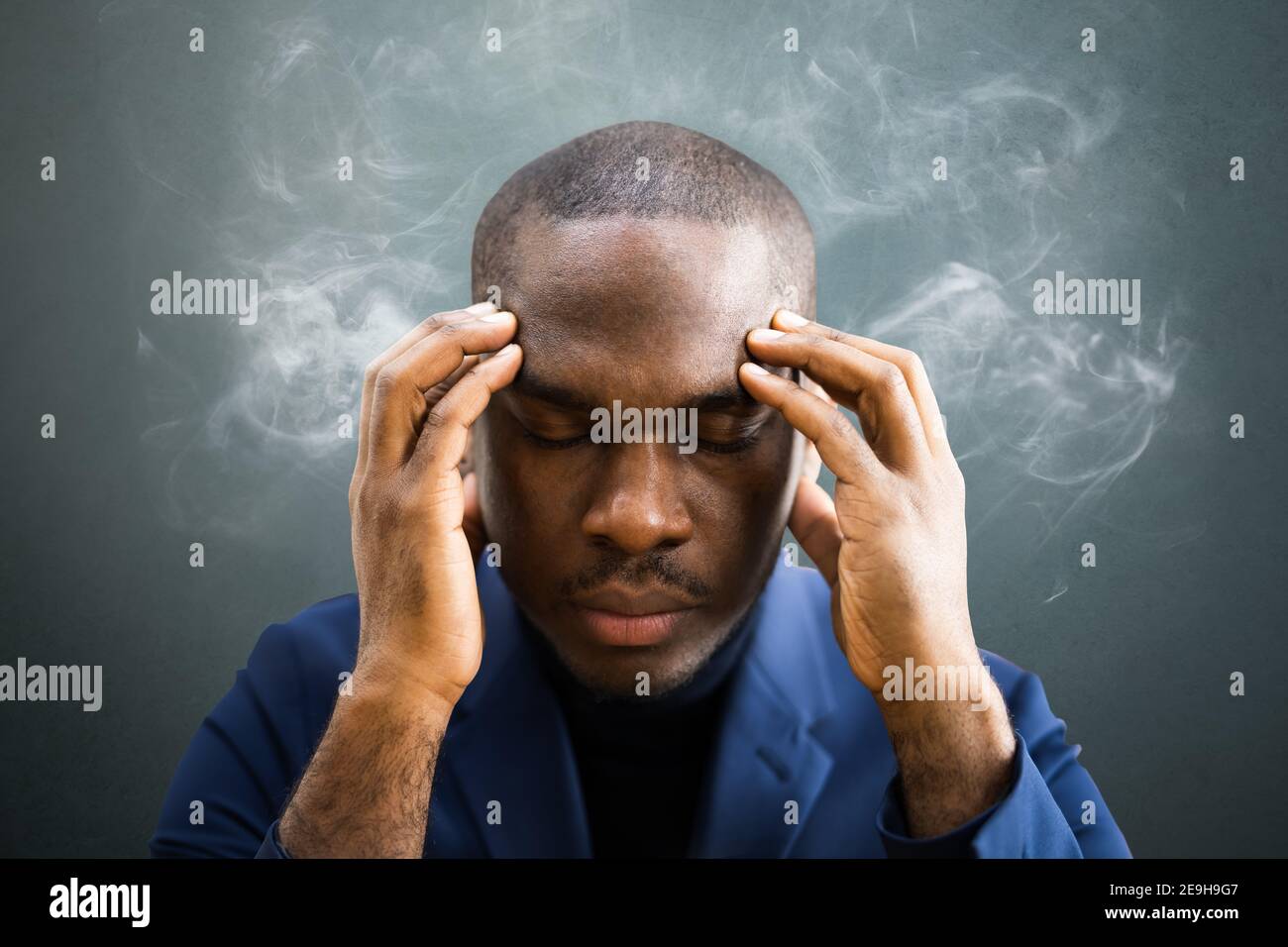 Gestione dello stress aziendale. Arrabbiato fumo uomo infelice Foto Stock