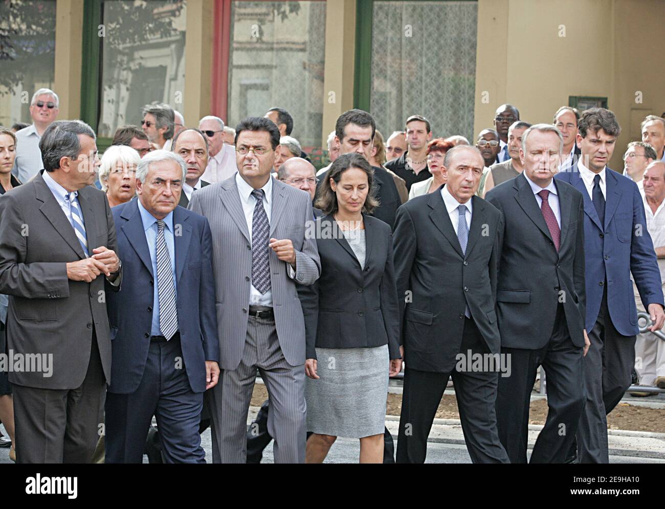 (Da L a R) Dominique Strauss-Kahn, il sindaco di Villeurbanne Jean-Paul Bret, Segolene Royal, il sindaco di Lione Gerard Collomb, Jean-Marc Ayrault e Arnaud Montebourg partecipano al funerale di Nathalie Gauthier, a Villeurbanne, vicino Lione, Francia, il 6 settembre 2006. Nathalie Gauthier, vicesindaco socialista di Villeurbanne, morì all'età di 55 anni. Foto di Vincent Dargent/ABACAPRESS.COM Foto Stock