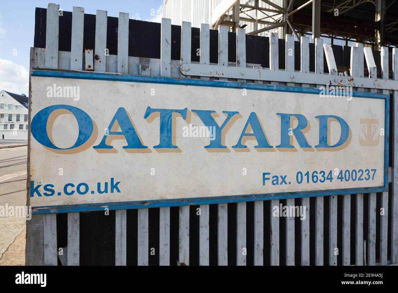Parte di un cartello in un cantiere, con solo la parola parziale 'oatyard' visibile. Chatham Historic Dockyard. Inghilterra Regno Unito. Società private affittano unità all'interno del porto. (121) Foto Stock