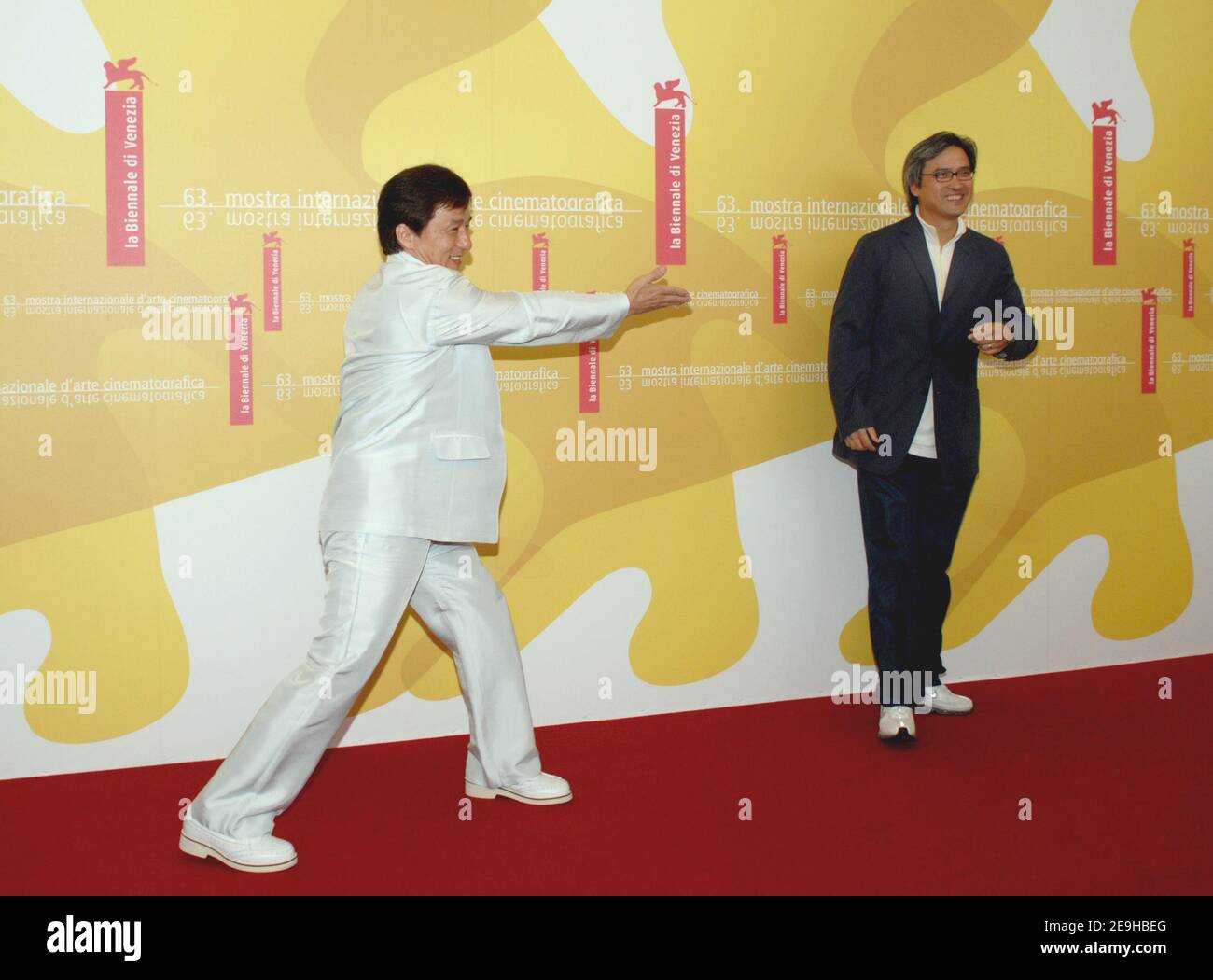 Il regista Benny Chan si pone con il fratello Jacky Chan durante la fotocellula per il loro nuovo film 'Rob-B-Hood' al sessantatreesimo Festival annuale del Cinema di Venezia, a Venezia, il 7 settembre 2006. Foto di Nicolas Khayat/ABACAPRES.COM Foto Stock