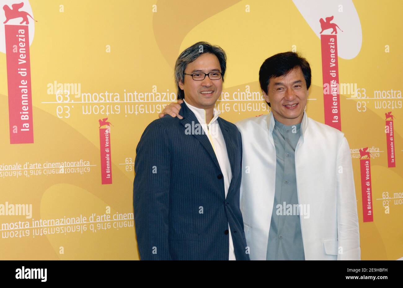 Il regista Benny Chan si pone con il fratello Jacky Chan durante la fotocellula per il loro nuovo film 'Rob-B-Hood' al sessantatreesimo Festival annuale del Cinema di Venezia, a Venezia, il 7 settembre 2006. Foto di Nicolas Khayat/ABACAPRES.COM Foto Stock