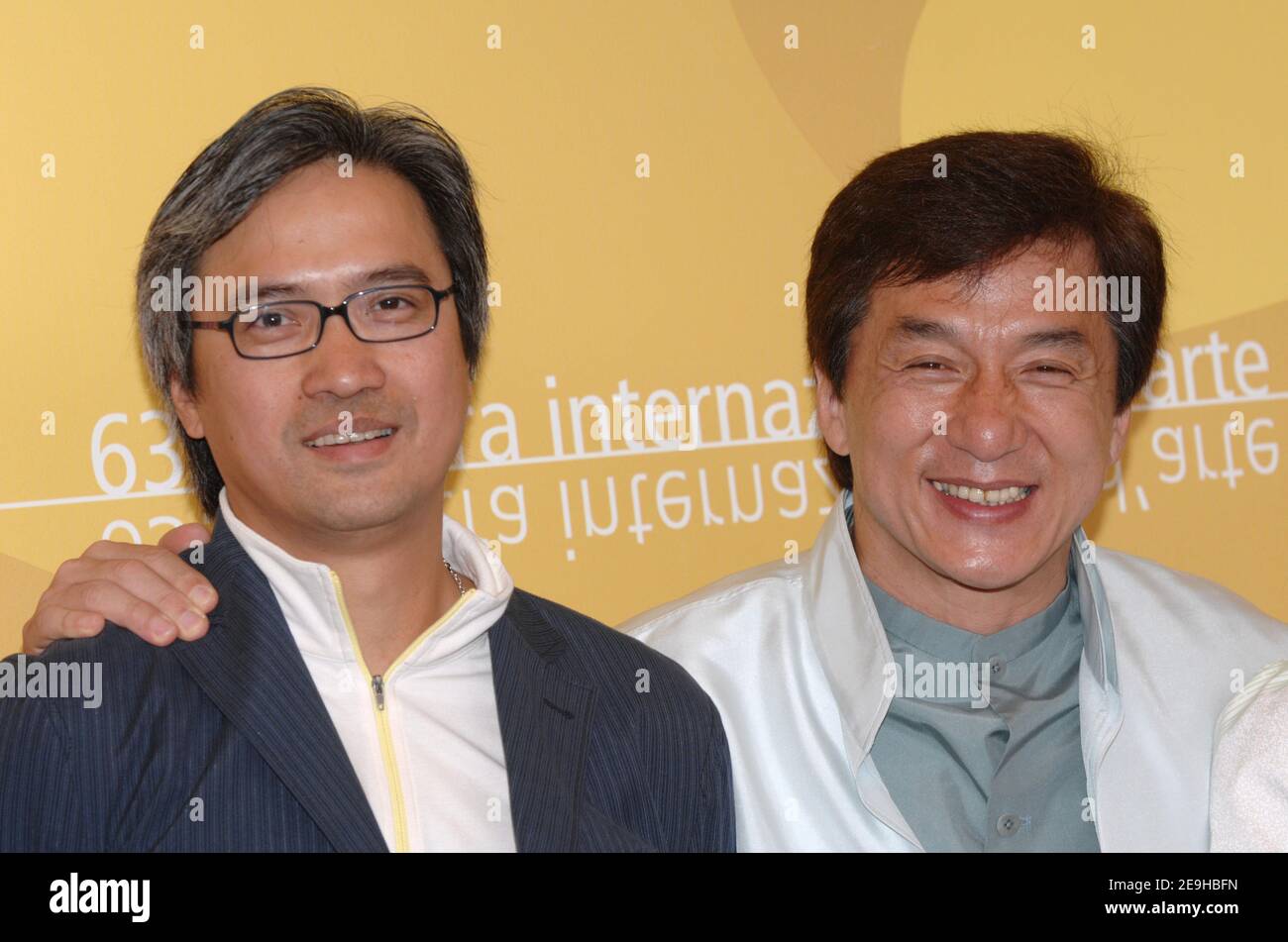 Il regista Benny Chan si pone con il fratello Jacky Chan durante la fotocellula per il loro nuovo film 'Rob-B-Hood' al sessantatreesimo Festival annuale del Cinema di Venezia, a Venezia, il 7 settembre 2006. Foto di Nicolas Khayat/ABACAPRES.COM Foto Stock