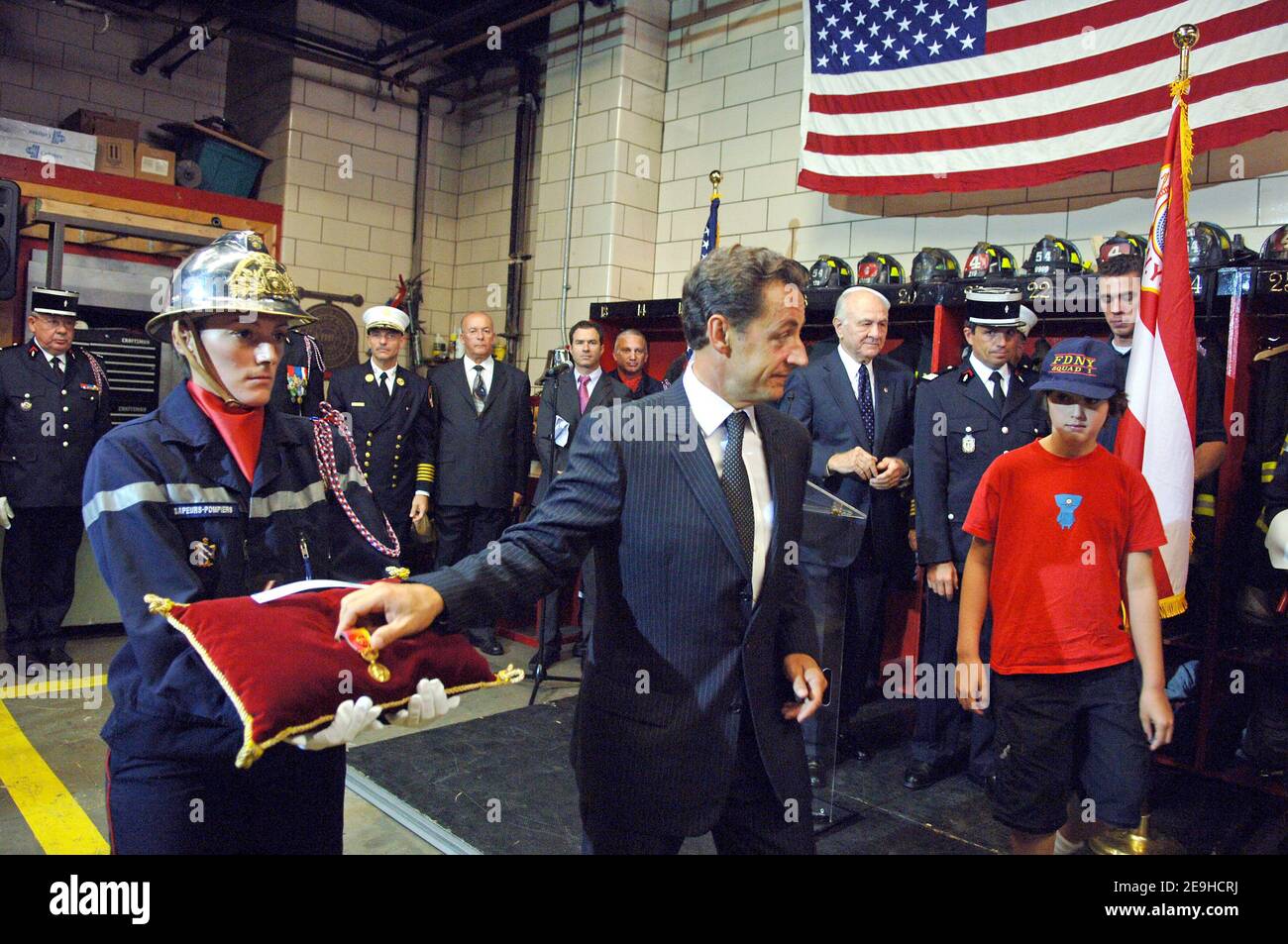 Il ministro degli interni francese Nicolas Sarkozy presenta la Medaglia d'onore dei vigili del fuoco francesi alla FDNY, a New York City, NY, USA, il 10 settembre 2006. Accanto a lui si trova Aidan Fontana, 10 anni, che ha perso il padre Davide il 11 settembre 2001. Foto di Lionel Hahn/ABACAPRESS.COM Foto Stock