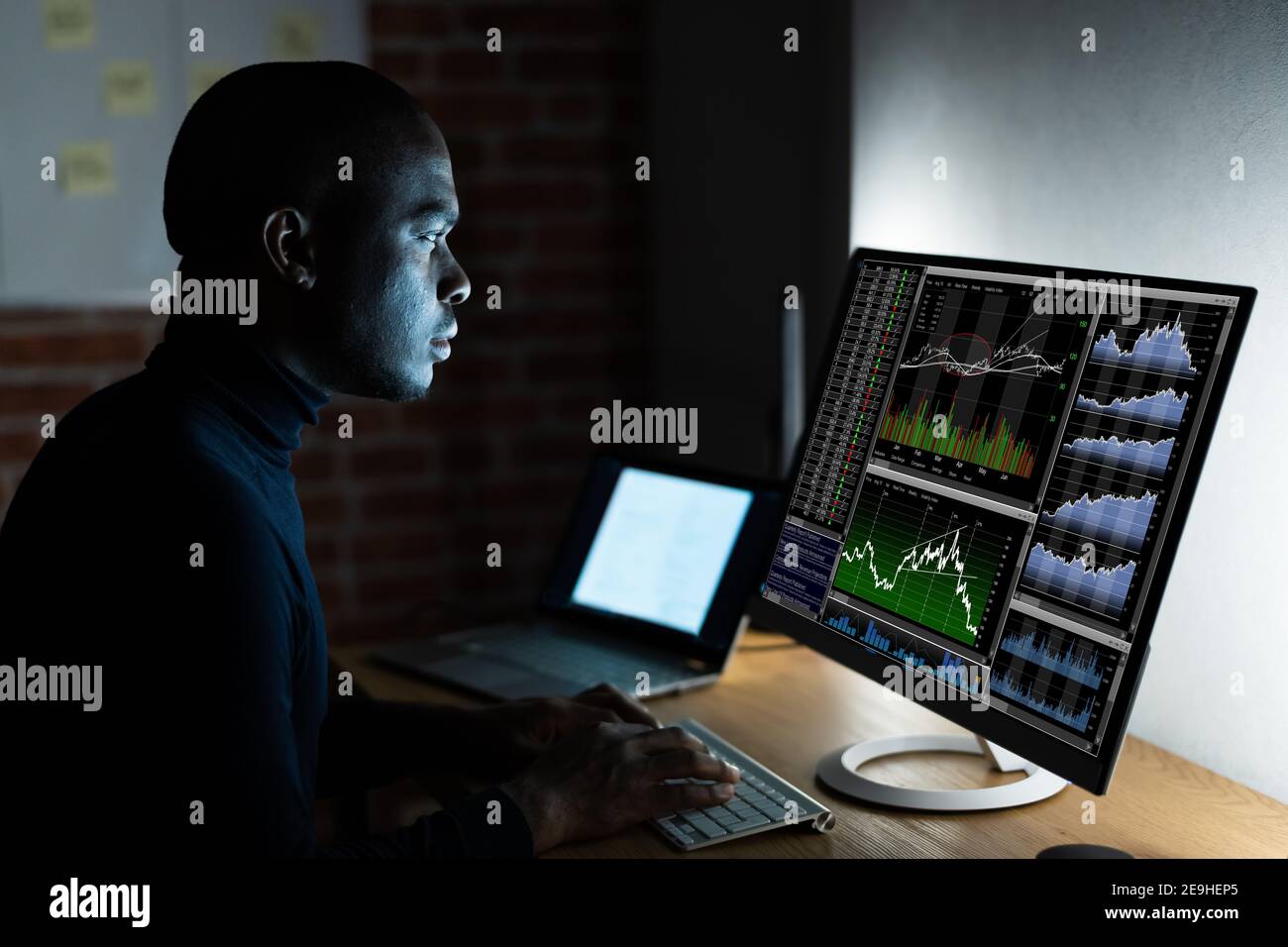 African Stock Market Analyst Trading usando la tecnologia di Internet Foto Stock