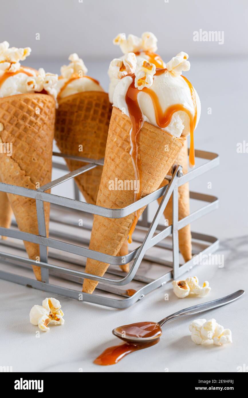 Primo piano con deliziosi coni di gelato al caramello salato sfondo bianco Foto Stock
