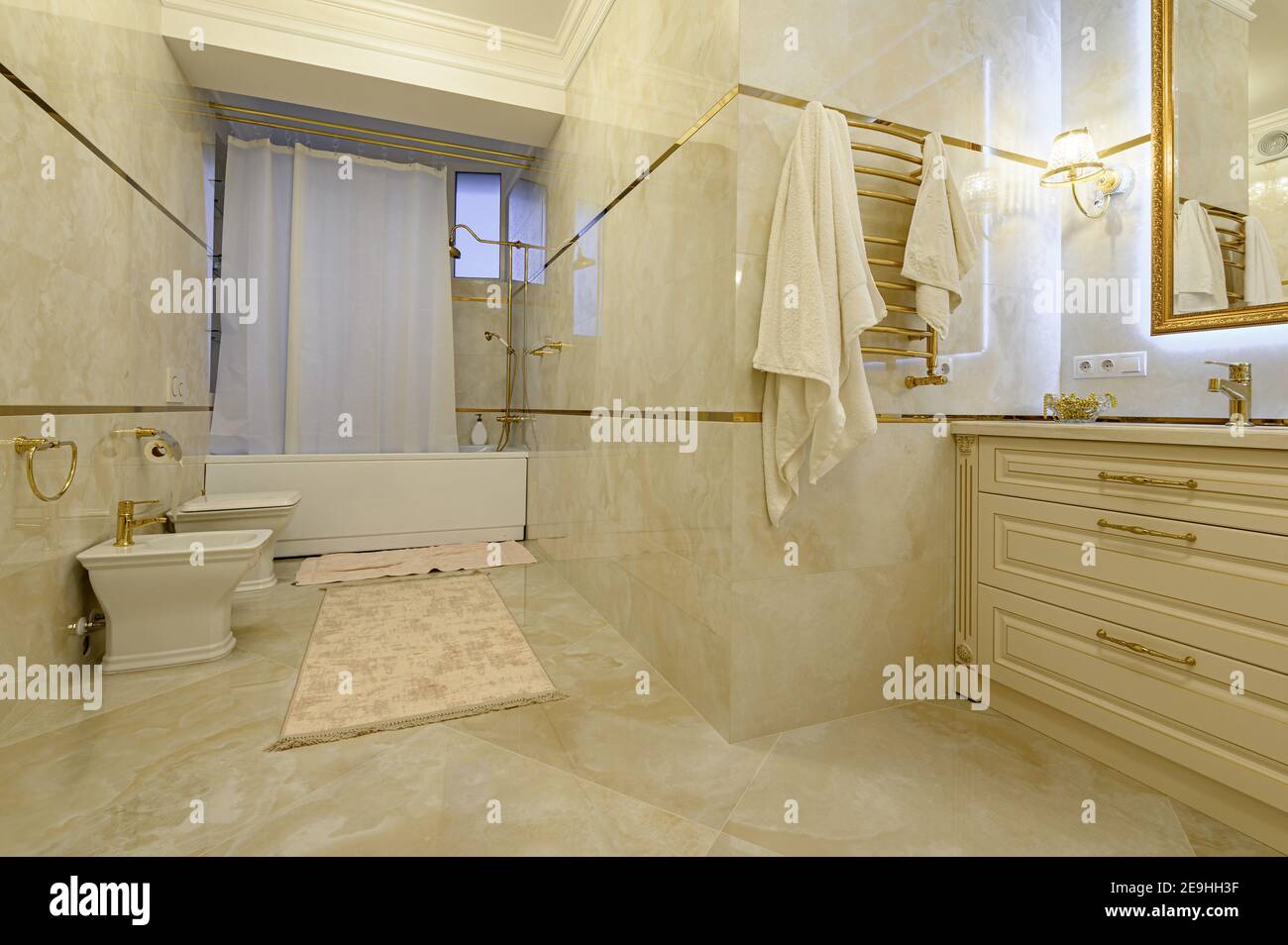 Moderno bagno di lusso beige e dorato Foto Stock