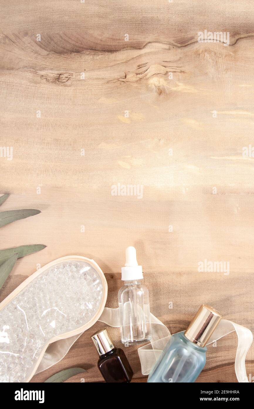 Vegan crudelty free make up piatto posato su sfondo di legno Foto Stock