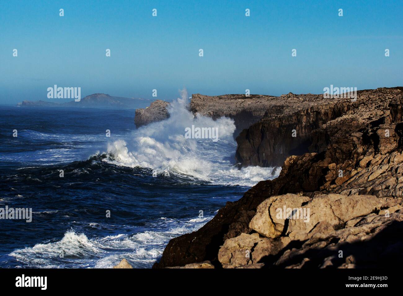 Enormi onde che colpiscono la scogliera e esplodono in Cantabria, nel nord della Spagna Foto Stock