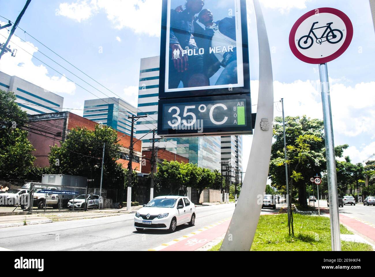 San Paolo, San Paolo, Brasile. 4 Feb 2021. Sao Paulo (SP), 04/02/2021 - CLIMA DO TEMPO - OS Termometros medem 35 graus na regiao de interlagos, na zona sul de Sao Paulo, nesta tarde de quinta-feira Credit: Adeleke Anthony Fote/TheNEWS2/ZUMA Wire/Alamy Live News Foto Stock