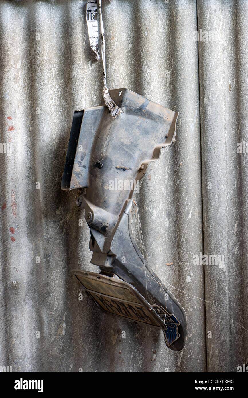 NAKHON NAYOK, THAILANDIA, LUGLIO 07 2020, un vecchio parafango posteriore di una moto con una targa appesa al muro all'interno dell'officina. Foto Stock